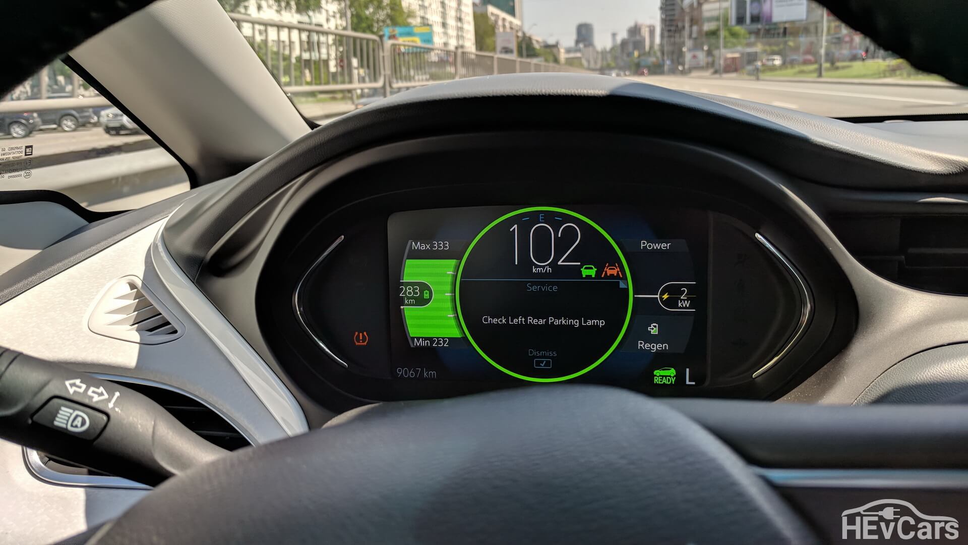 Электронная приборная панель в Chevrolet Bolt (вид отображения можно выбрать) Электронная приборная панель в Chevrolet Bolt (вид отображения можно выбрать)