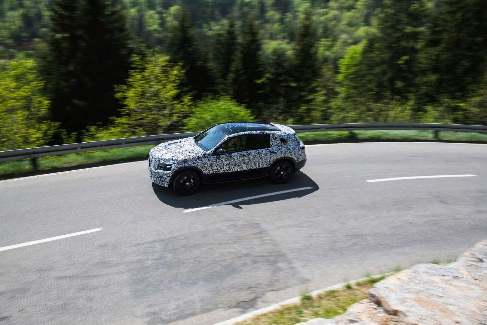 Испытания электрического внедорожника Mercedes-Benz EQC Испытания электрического внедорожника Mercedes-Benz EQC