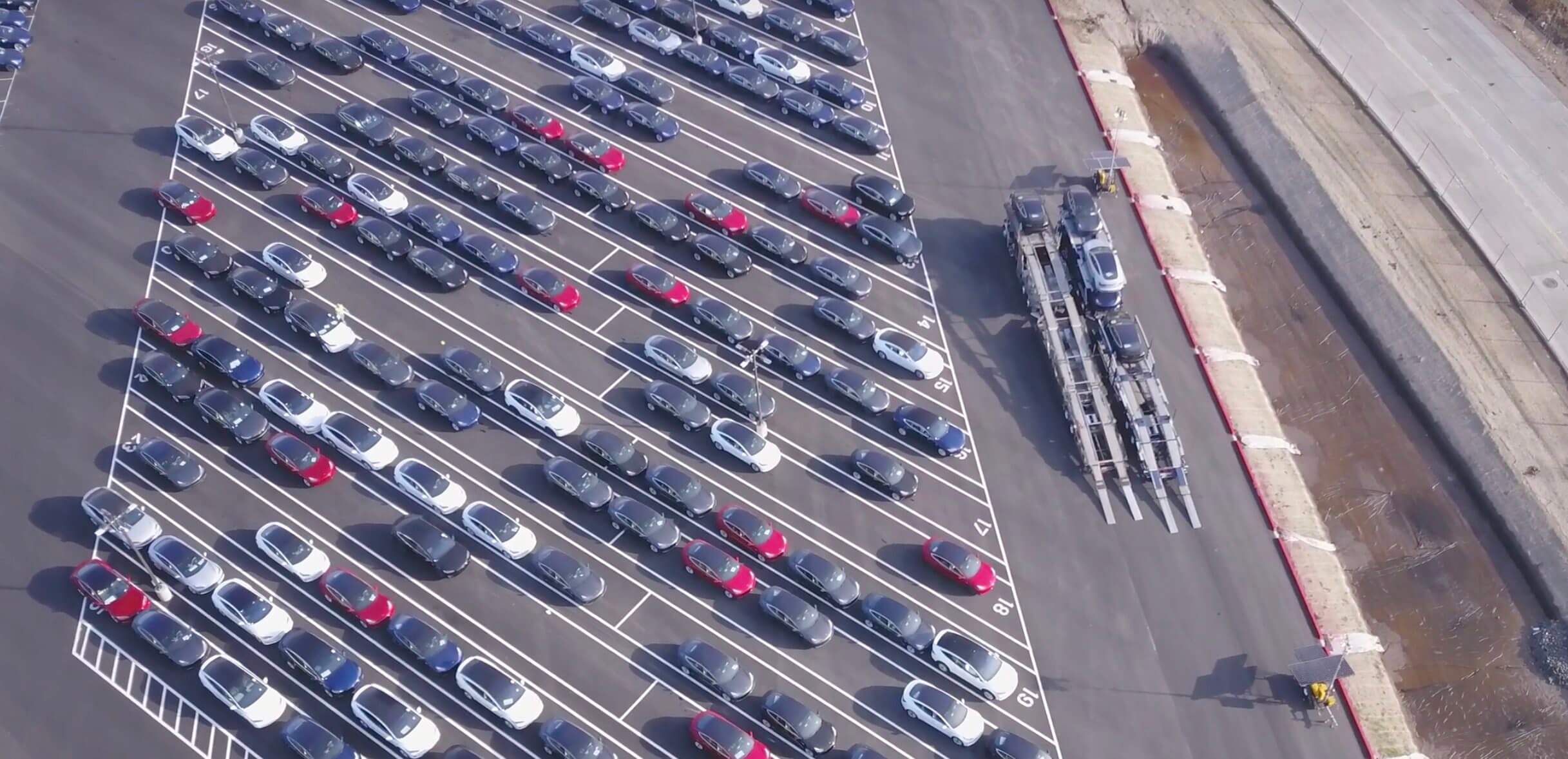 Стоянка выпущенных Tesla Model 3 возле фабрики Стоянка выпущенных Tesla Model 3 возле фабрики