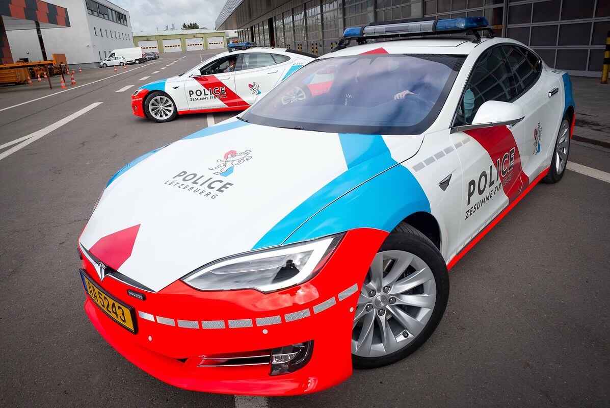 Фото патрульных седанов Tesla Model S в Люксембруге Фото патрульных седанов Tesla Model S в Люксембруге