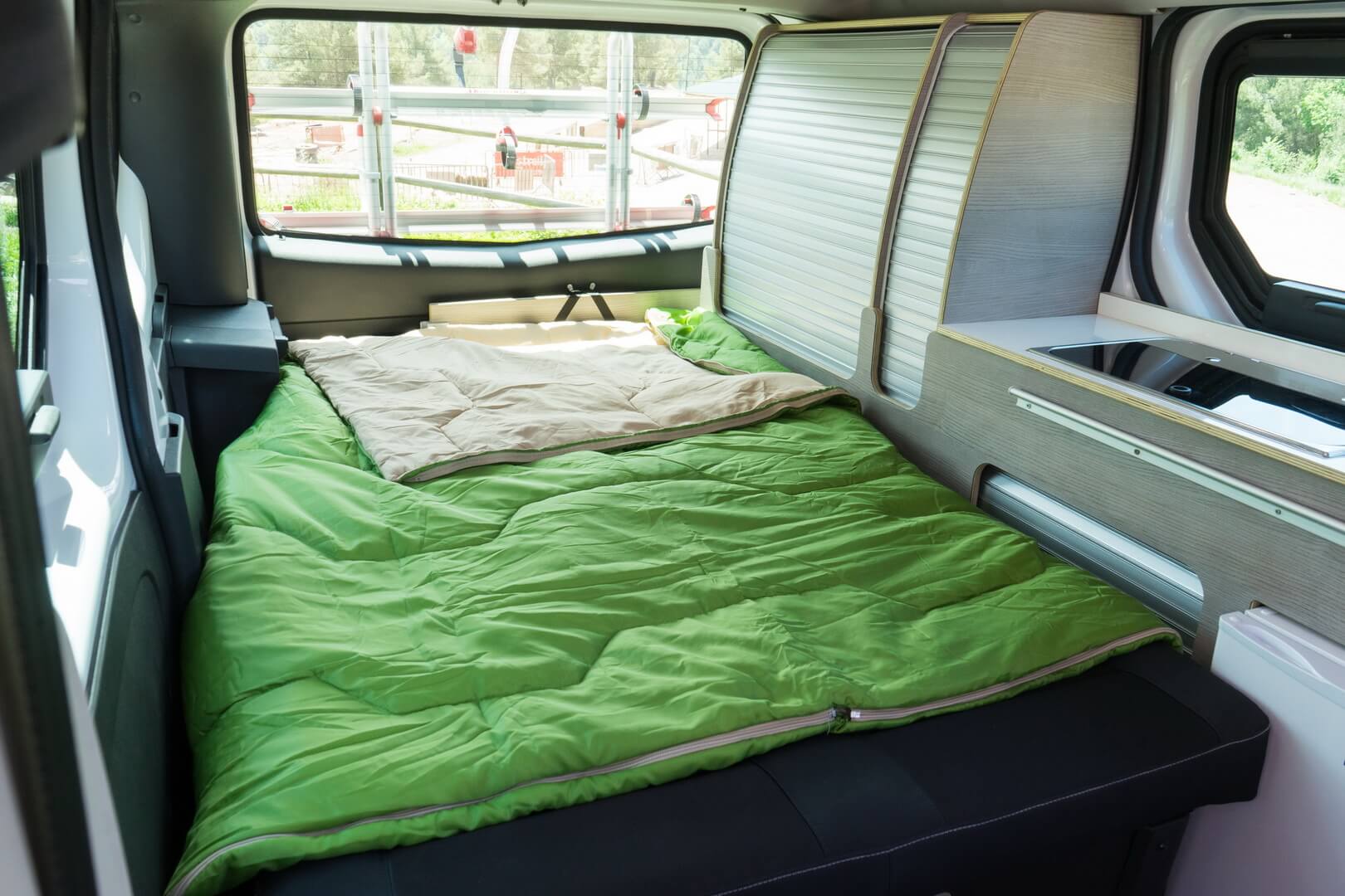 Раскладная кровать в Nissan Camper Раскладная кровать в Nissan Camper