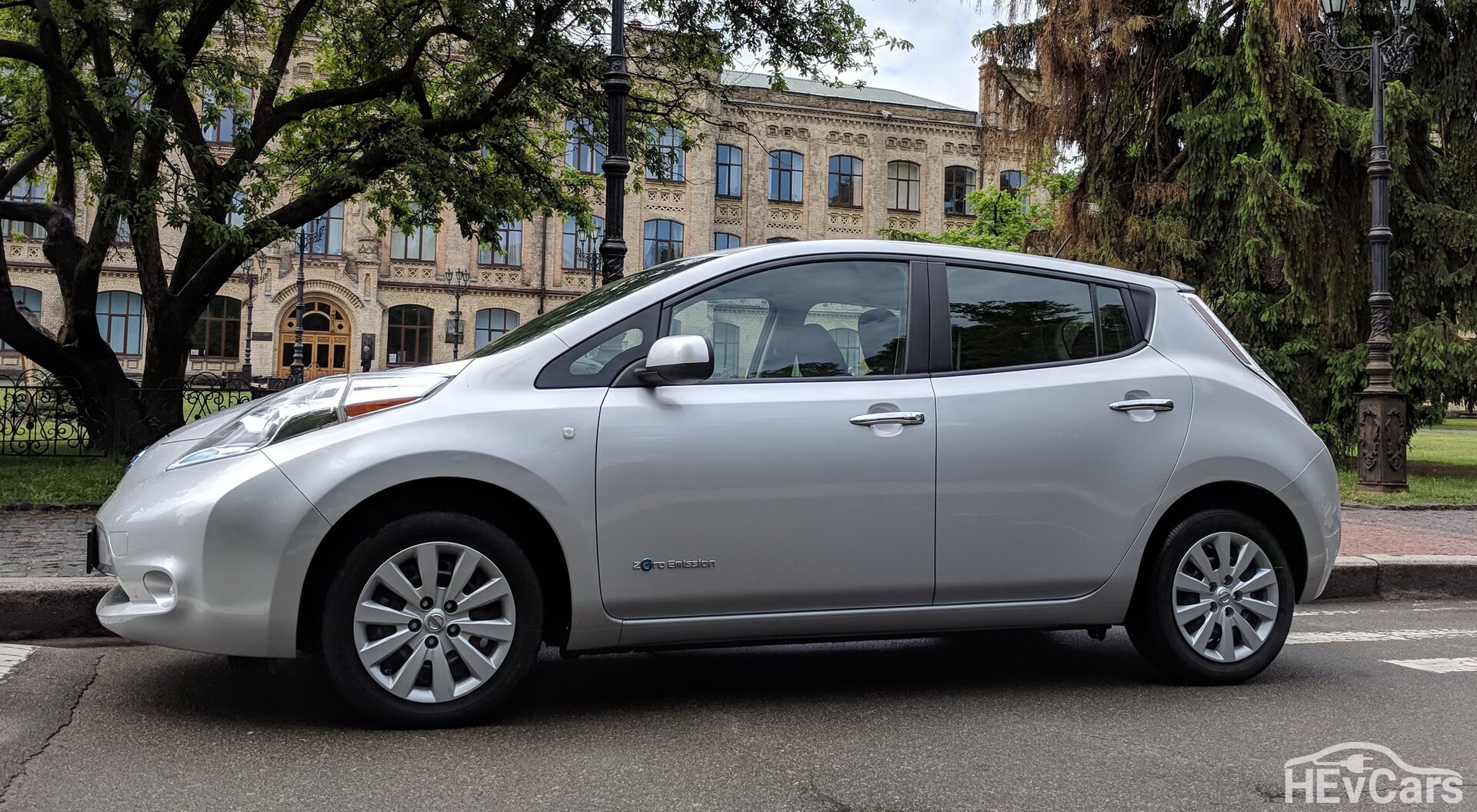 Электромобиль Nissan Leaf Электромобиль Nissan Leaf