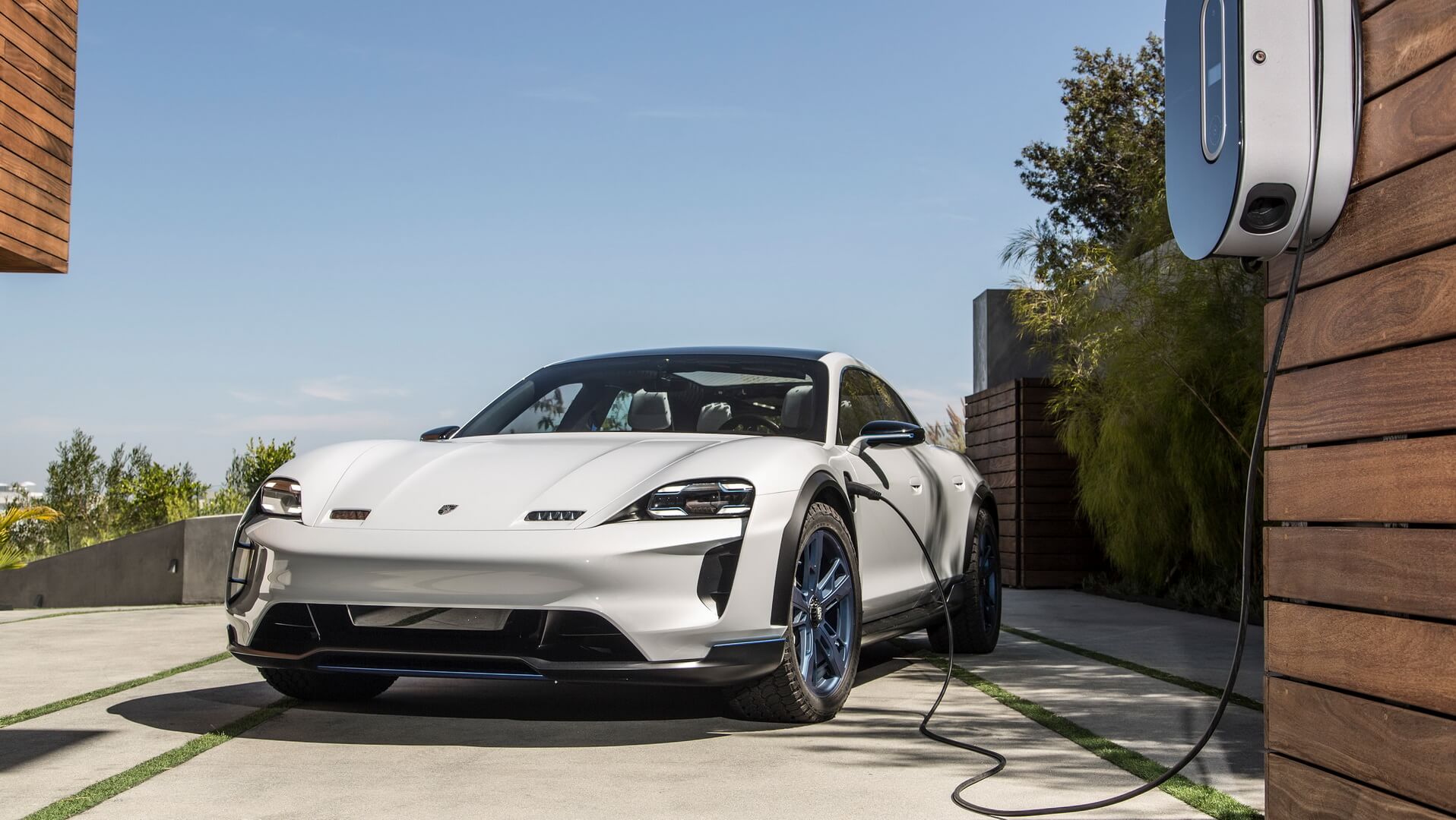 Porsche Mission E Cross Turismo на зарядке Porsche Mission E Cross Turismo на зарядке