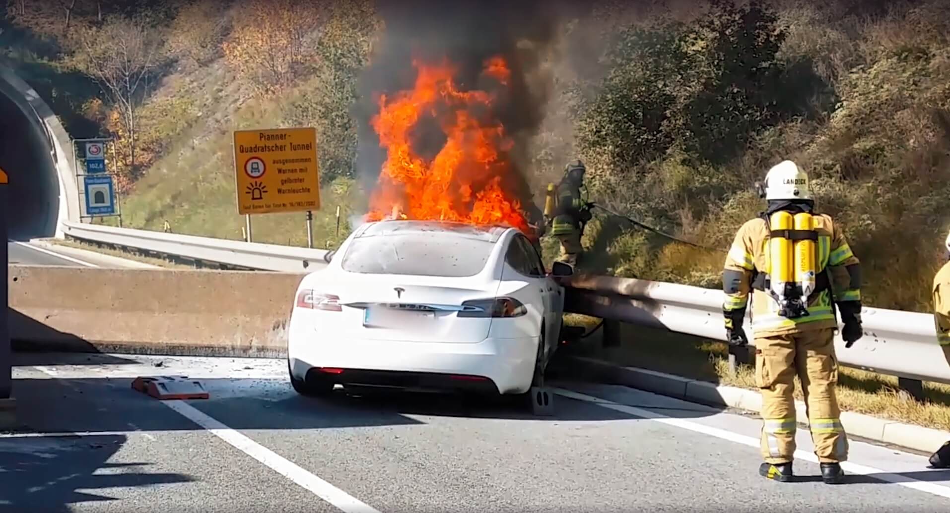 Возгорание электромобиля Tesla Model S, который врезался в бетонный строительный барьер в Австрии Возгорание электромобиля Tesla Model S, который врезался в бетонный строительный барьер в Австрии