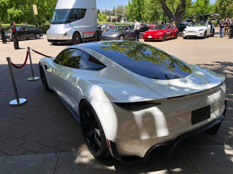 Прототип Tesla Roadster 2 в белом цвете Прототип Tesla Roadster 2 в белом цвете
