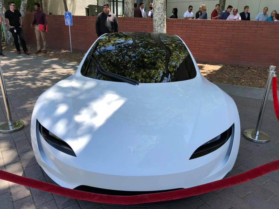 Прототип Tesla Roadster следующего поколения в белом цвете Прототип Tesla Roadster следующего поколения в белом цвете