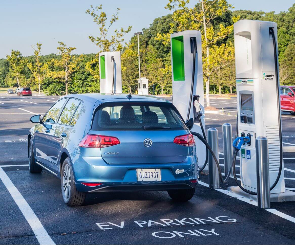 Volkswagen e-Golf на зарядной станции «Electrify America» Volkswagen e-Golf на зарядной станции «Electrify America»