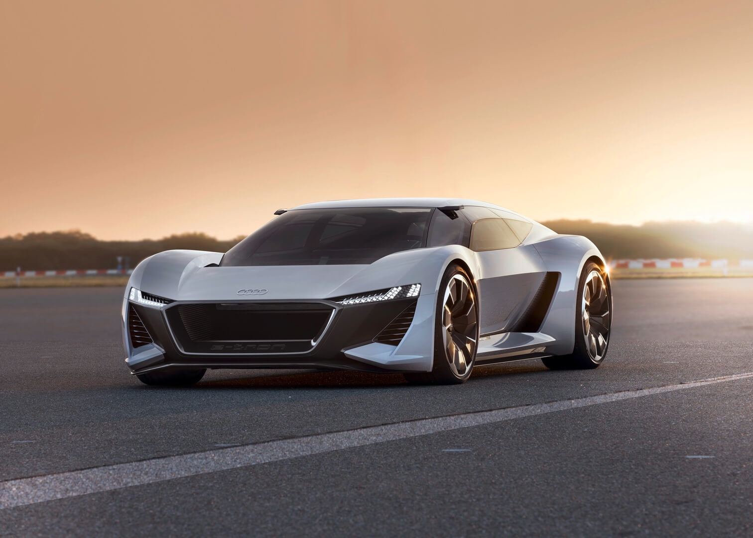 Audi представила концепт электрического спорткара PB18 e-tron Audi представила концепт электрического спорткара PB18 e-tron