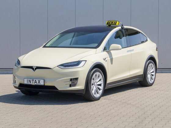 Переоборудованная Tesla Model X для услуг такси Переоборудованная Tesla Model X для услуг такси