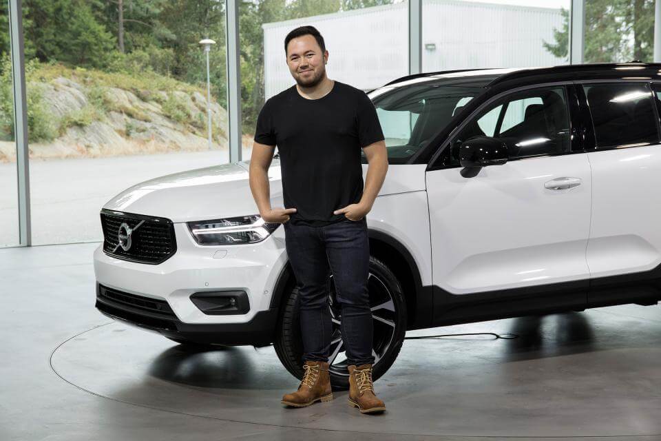 Ян Кеттл возле кроссовера Volvo XC40 Ян Кеттл возле кроссовера Volvo XC40