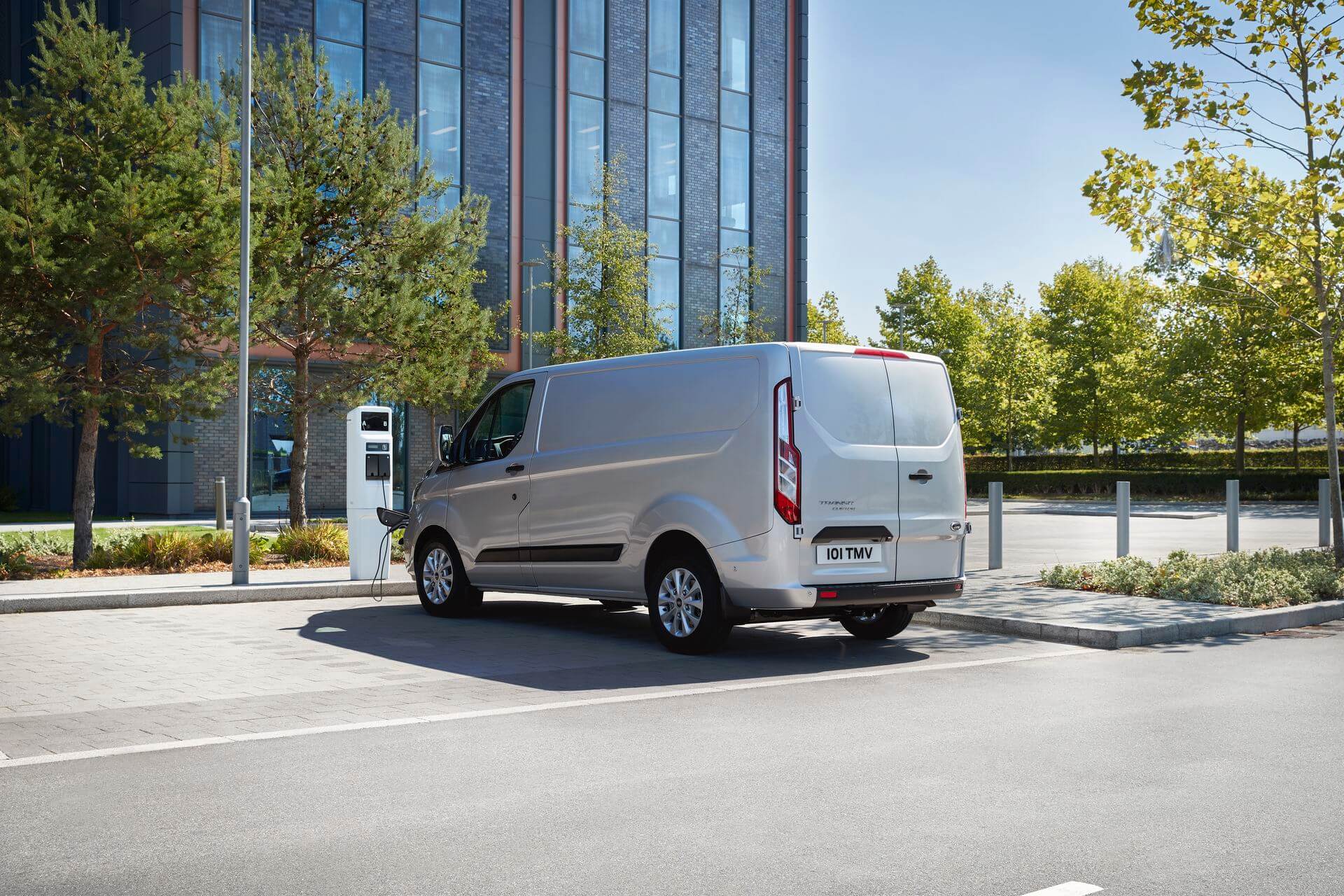Ford Transit Custom PHEV на зарядке Ford Transit Custom PHEV на зарядке