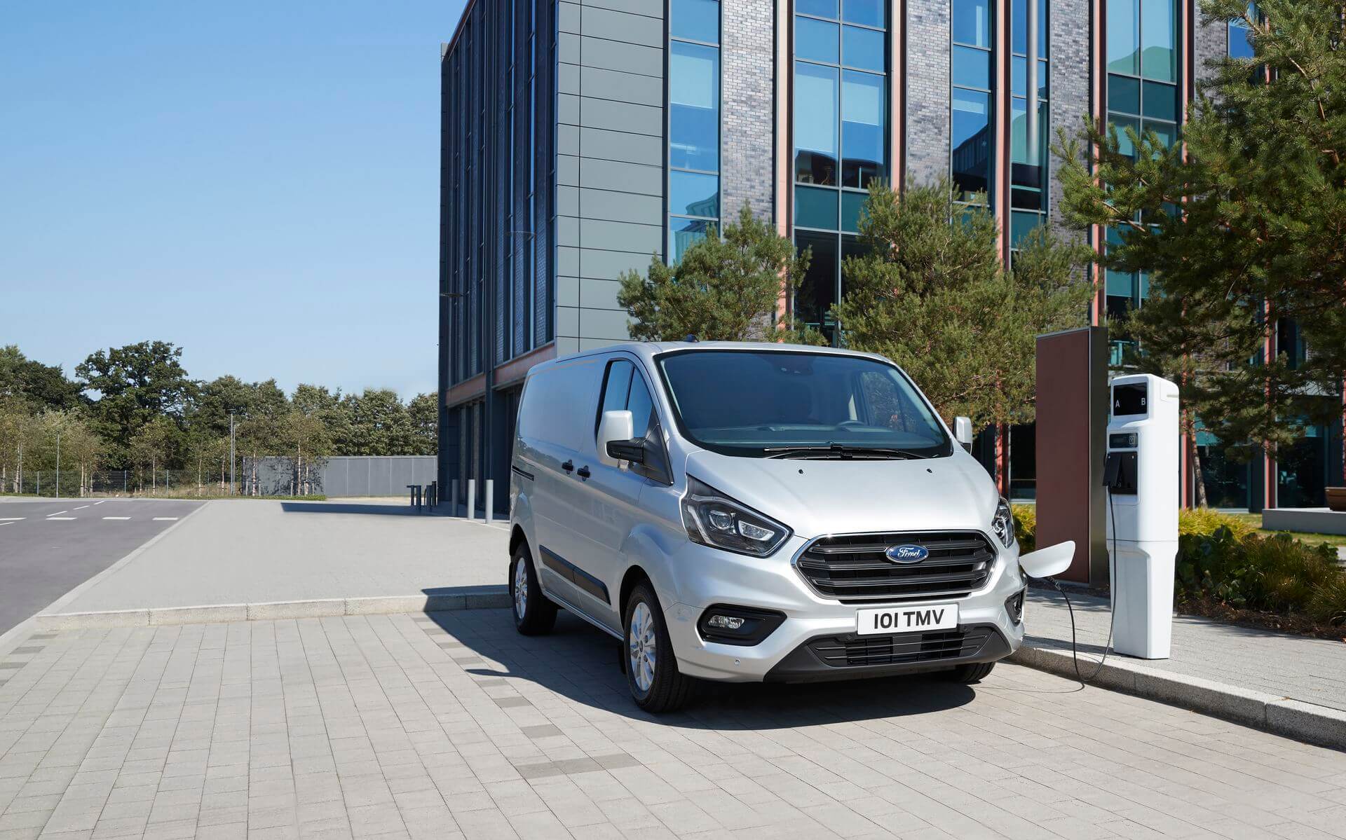 Плагин-гибридный фургон Ford Transit Custom на зарядке Плагин-гибридный фургон Ford Transit Custom на зарядке