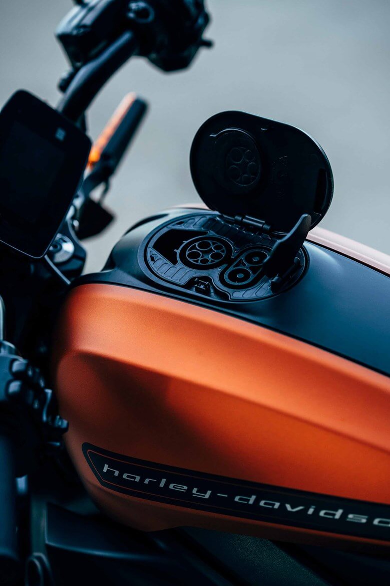 Разъем для зарядки CSS Combo 1 на баке Harley-Davidson LiveWire Разъем для зарядки CSS Combo 1 на баке Harley-Davidson LiveWire