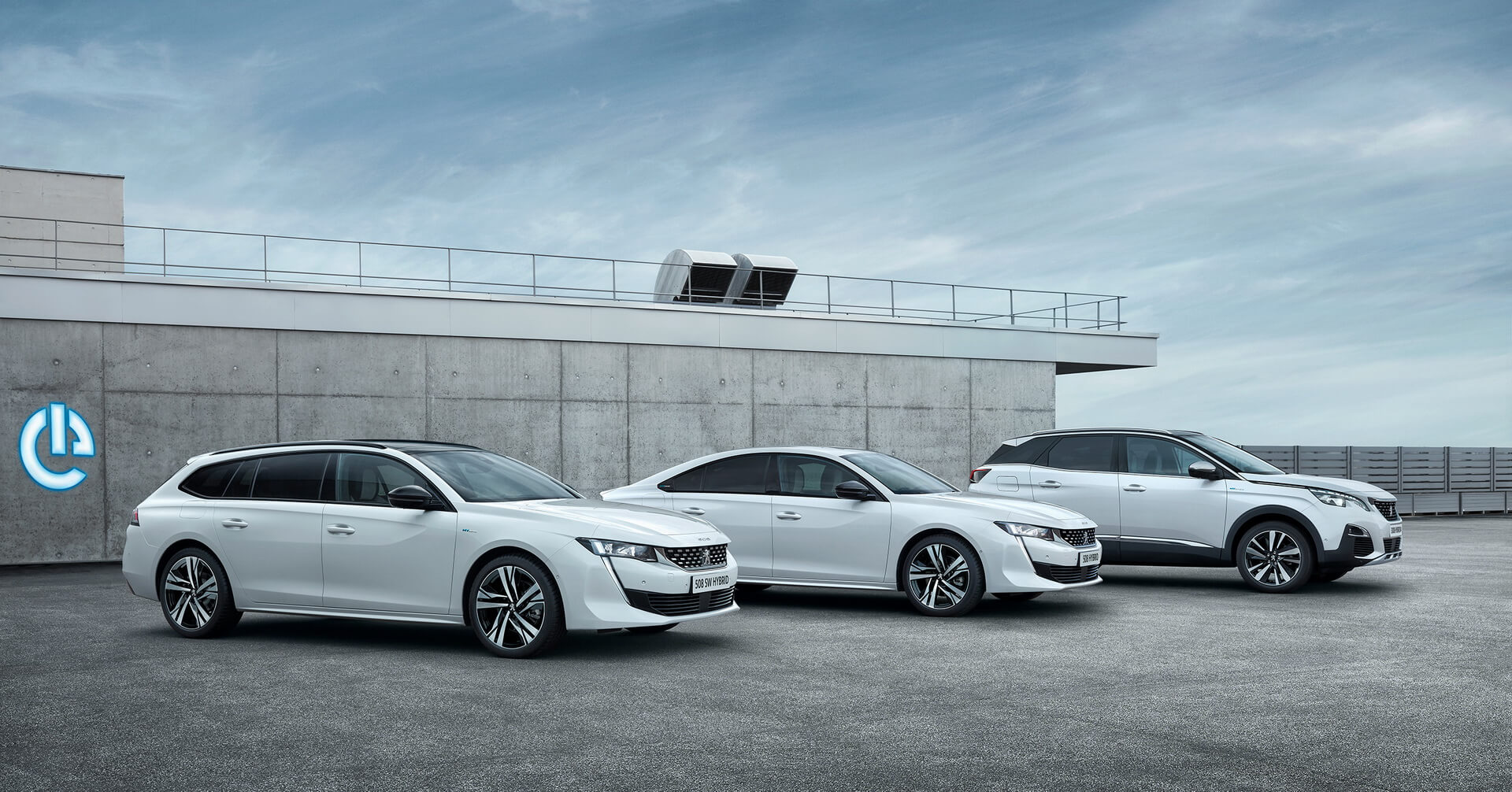Три плагин-гибридные модели Peugeot: 508 SW, 508 и 3008 (включая версию с полным приводом HYBRID4) Три плагин-гибридные модели Peugeot: 508 SW, 508 и 3008 (включая версию с полным приводом HYBRID4)
