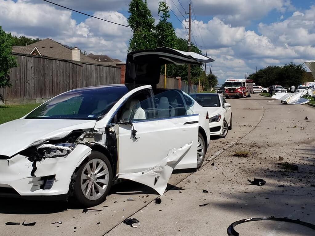 Самолет наркоконтроля США врезался в Tesla Model X Самолет наркоконтроля США врезался в Tesla Model X