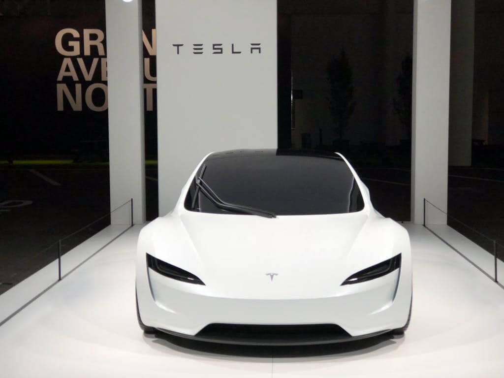 Tesla представляет в Базеле Roadster второго поколения Tesla представляет в Базеле Roadster второго поколения