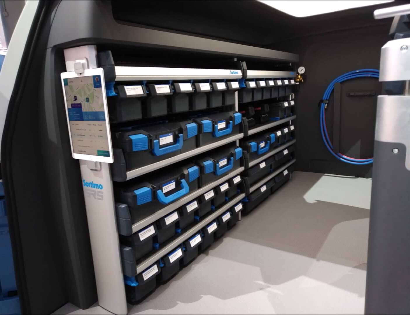 Стеллажи в грузовом отсеке Volkswagen I.D. Buzz Cargo Стеллажи в грузовом отсеке Volkswagen I.D. Buzz Cargo