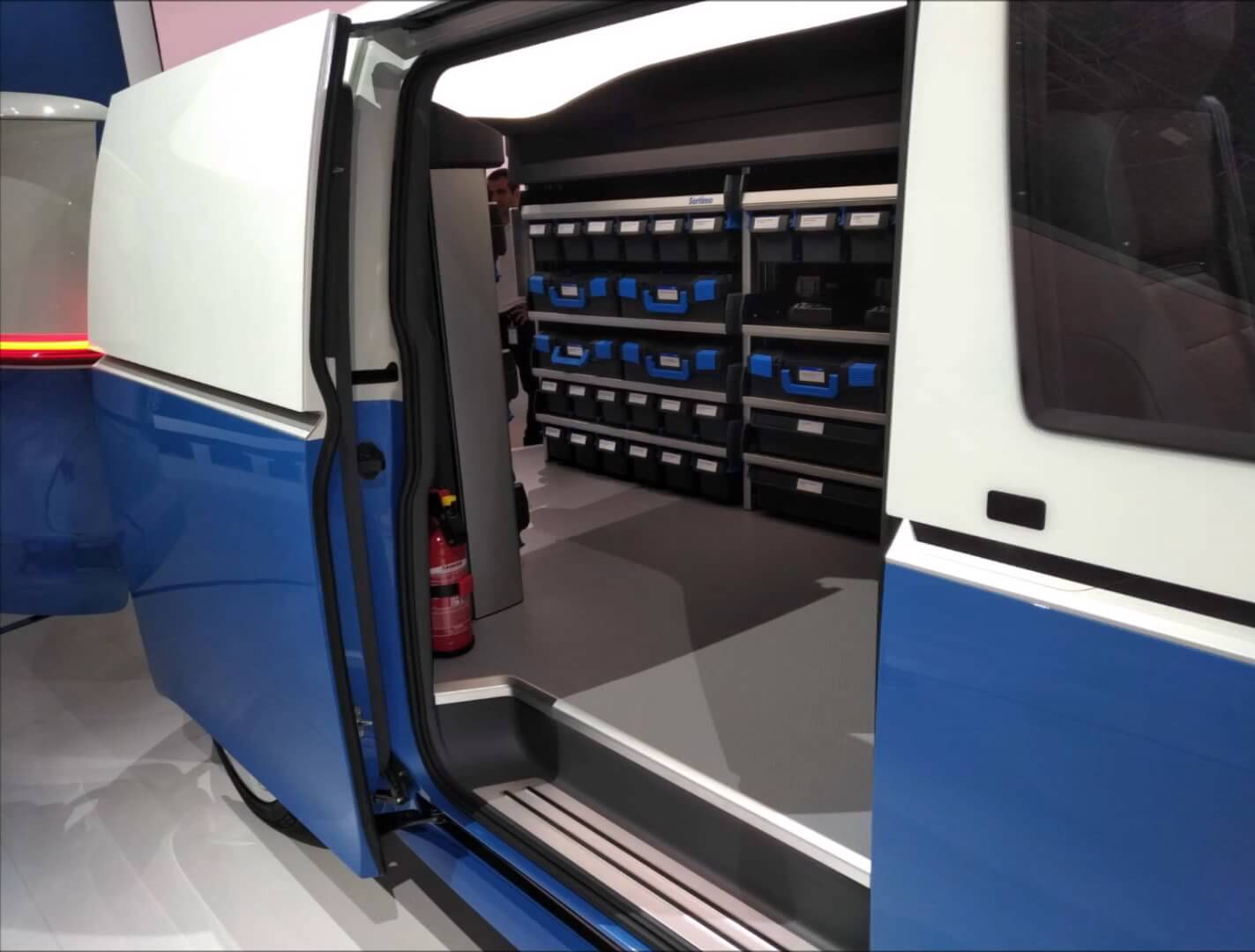 Раздвижная дверь в Volkswagen I.D. Buzz Cargo со стороны пассажира Раздвижная дверь в Volkswagen I.D. Buzz Cargo со стороны пассажира