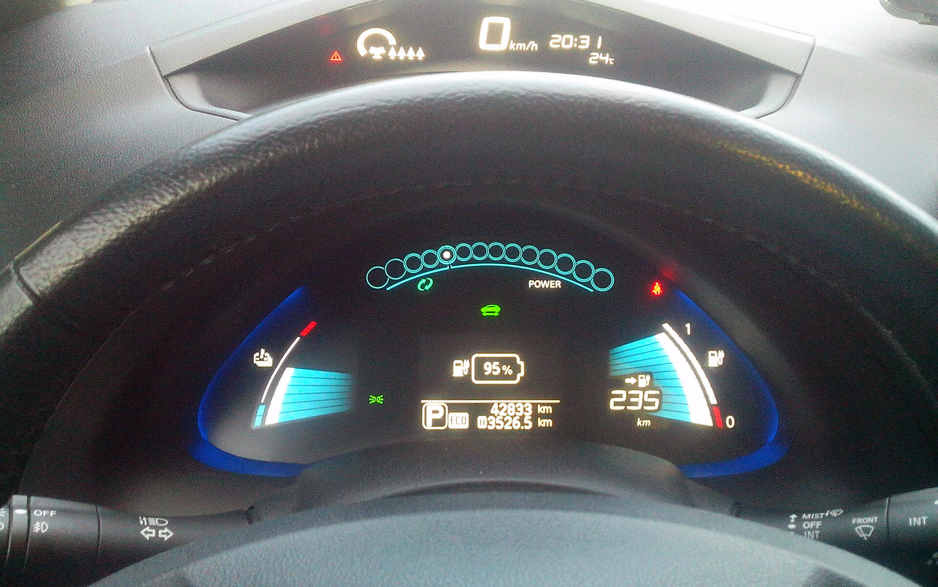 Приладова панель Nissan Leaf SL 2015 року Приладова панель Nissan Leaf SL 2015 року