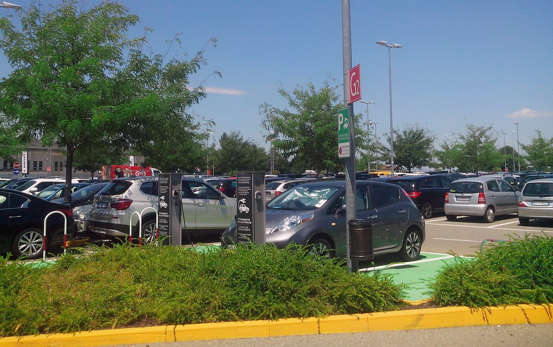 Зарядка Nissan Leaf в аутлет містечку Seravalle Designer Outlet Зарядка Nissan Leaf в аутлет містечку Seravalle Designer Outlet