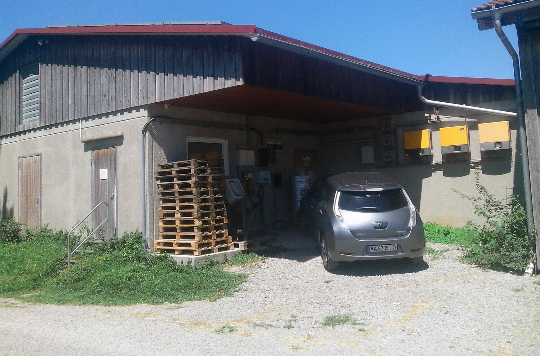 Зарядка на фермі органічного землеробства з біогазовими установками в Німеччині поблизу Штутгарта Зарядка на фермі органічного землеробства з біогазовими установками в Німеччині поблизу Штутгарта