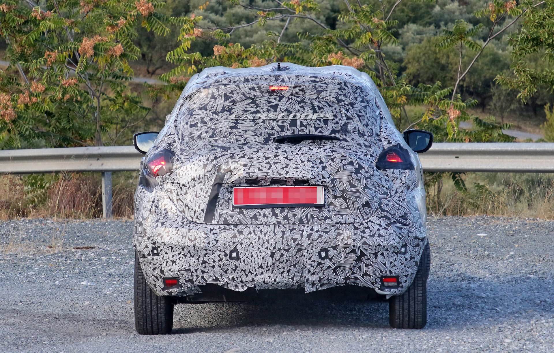 Шпионский снимок второго поколения Renault ZOE в камуфляже Шпионский снимок второго поколения Renault ZOE в камуфляже