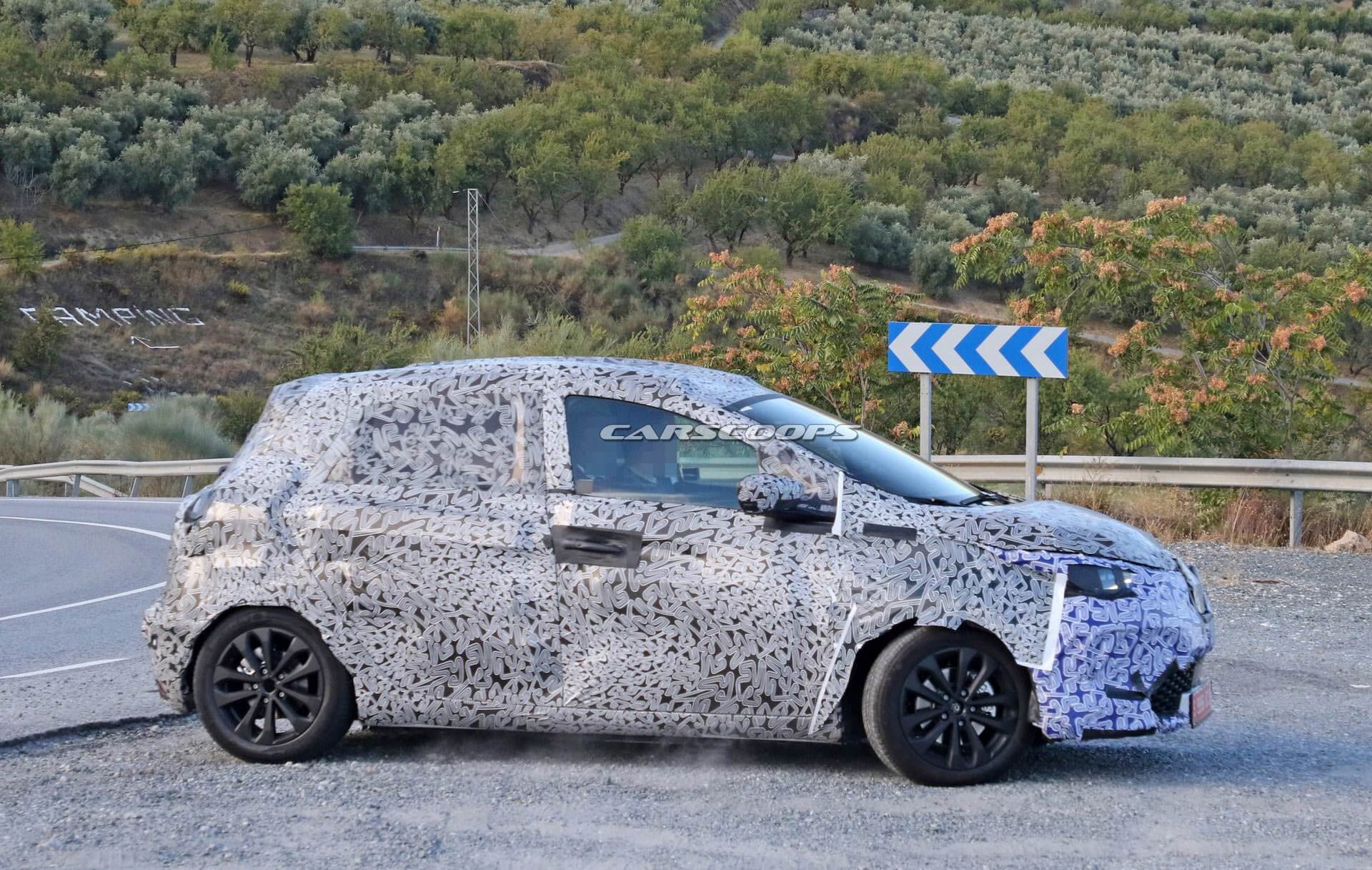 Шпионский снимок второго поколения Renault ZOE в камуфляже Шпионский снимок второго поколения Renault ZOE в камуфляже