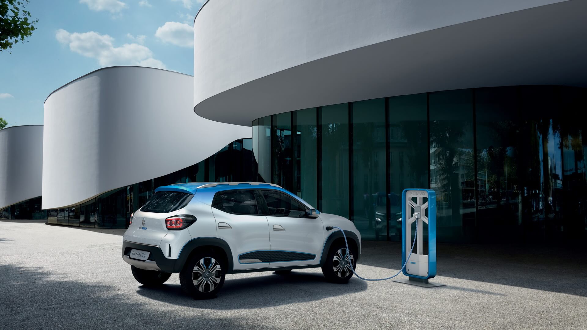 Электрический кроссовер Renault K-ZE на зарядке Электрический кроссовер Renault K-ZE на зарядке