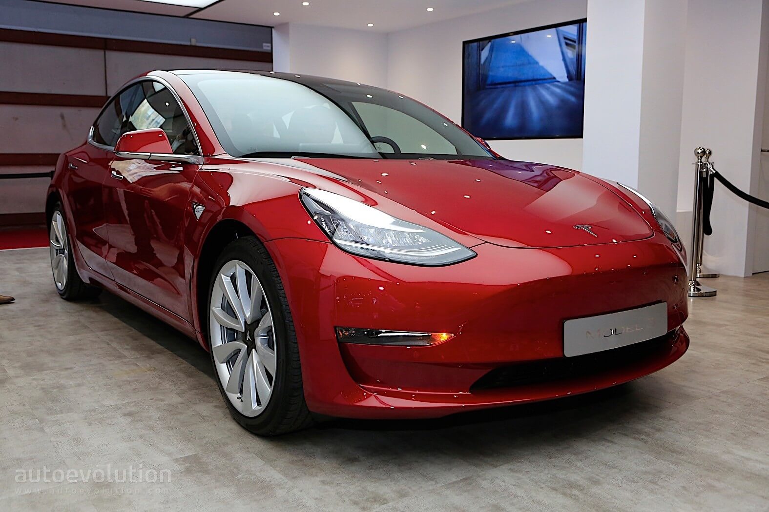 Tesla Model 3 на Парижском автосалоне Tesla Model 3 на Парижском автосалоне