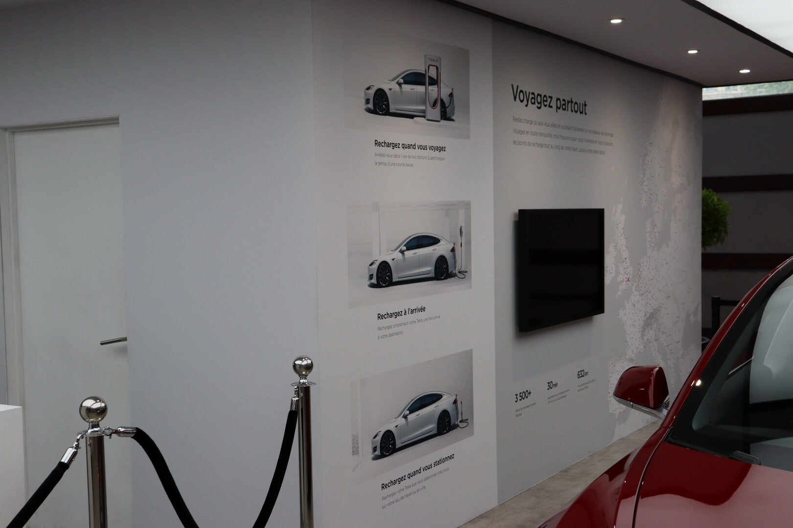 Стенд Tesla на Парижском автосалоне Стенд Tesla на Парижском автосалоне