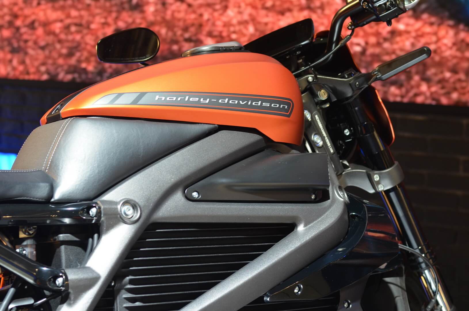 Электрический мотоцикл Harley-Davidson LiveWire на мотовыставке EICMA в Милане Электрический мотоцикл Harley-Davidson LiveWire на мотовыставке EICMA в Милане