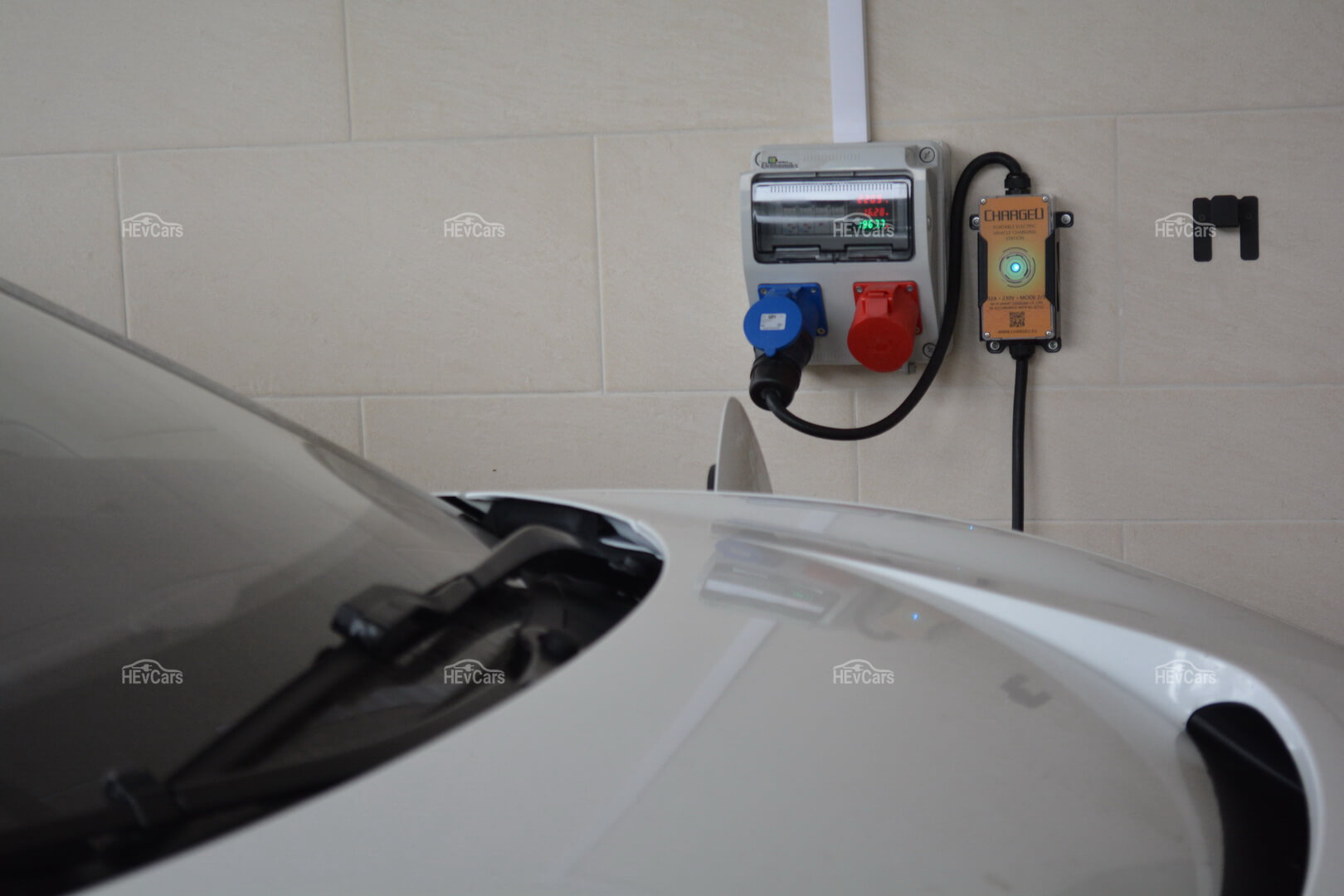 ChargeU base 32 A установлен в настенном держателе ChargeU base 32 A установлен в настенном держателе