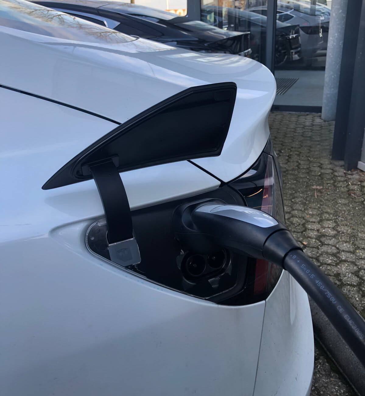 Разъем для зарядки европейской версии Tesla Model 3 Разъем для зарядки европейской версии Tesla Model 3