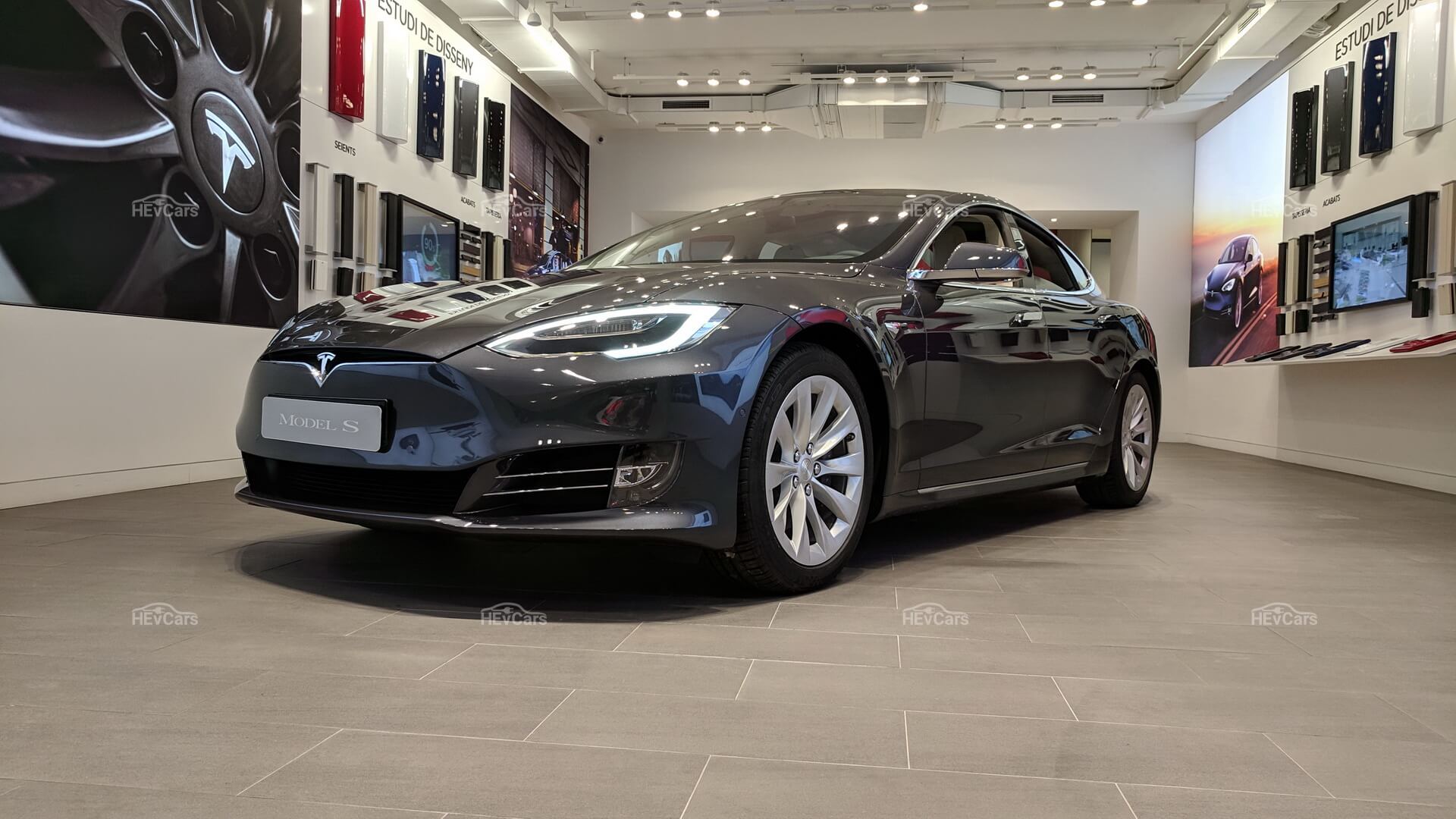 Электрический седан Tesla Model S Электрический седан Tesla Model S