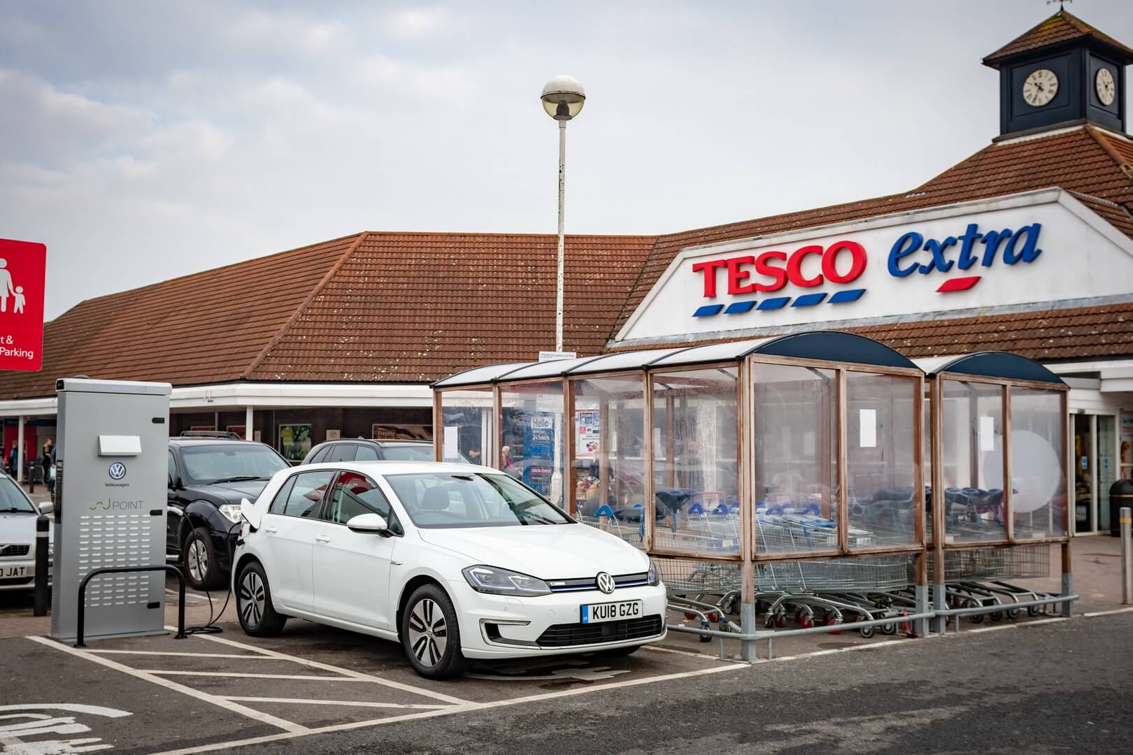 Зарядная станция для электромобилей на стоянке Tesco Зарядная станция для электромобилей на стоянке Tesco
