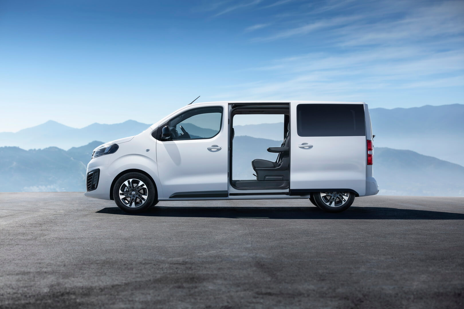 Фургон Opel Zafira Life в ДВС версии Фургон Opel Zafira Life в ДВС версии