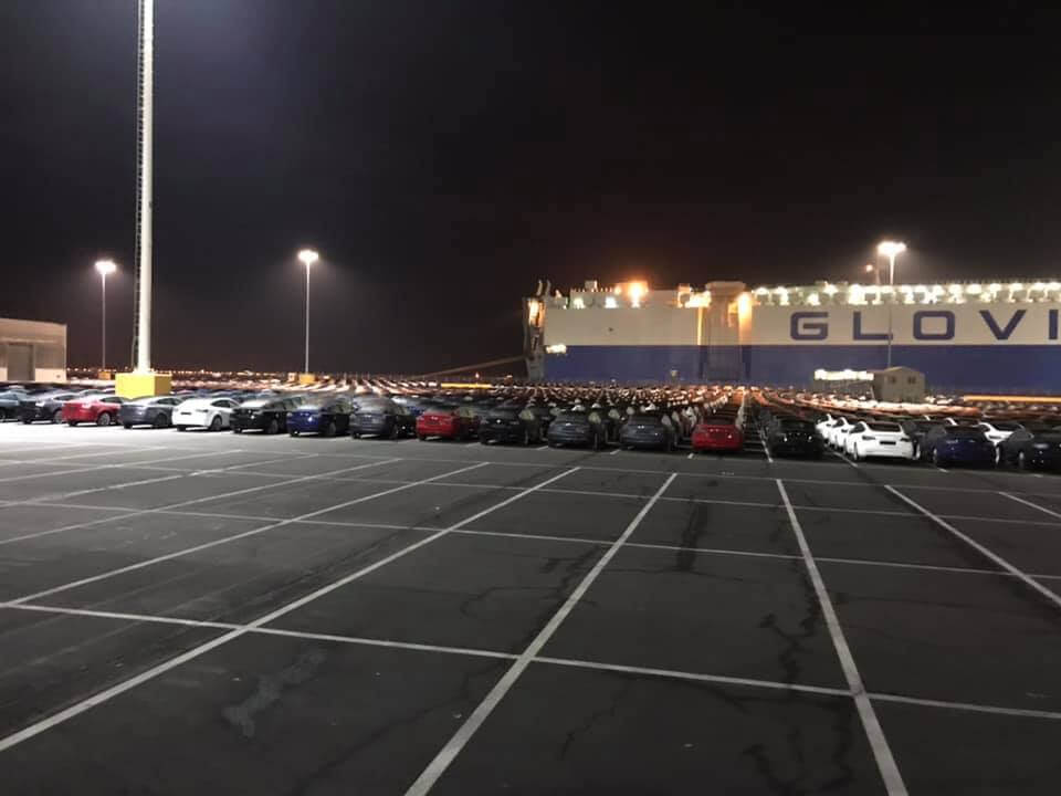 Электромобили Tesla Model 3 на стоянке в порту Сан-Франциско Электромобили Tesla Model 3 на стоянке в порту Сан-Франциско