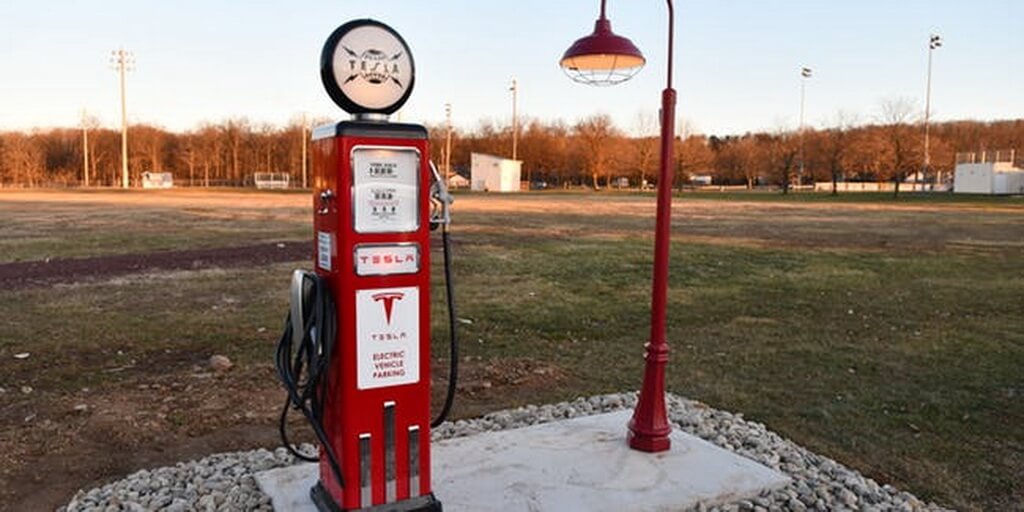 Ретро заправочная станция Tesla в США Ретро заправочная станция Tesla в США