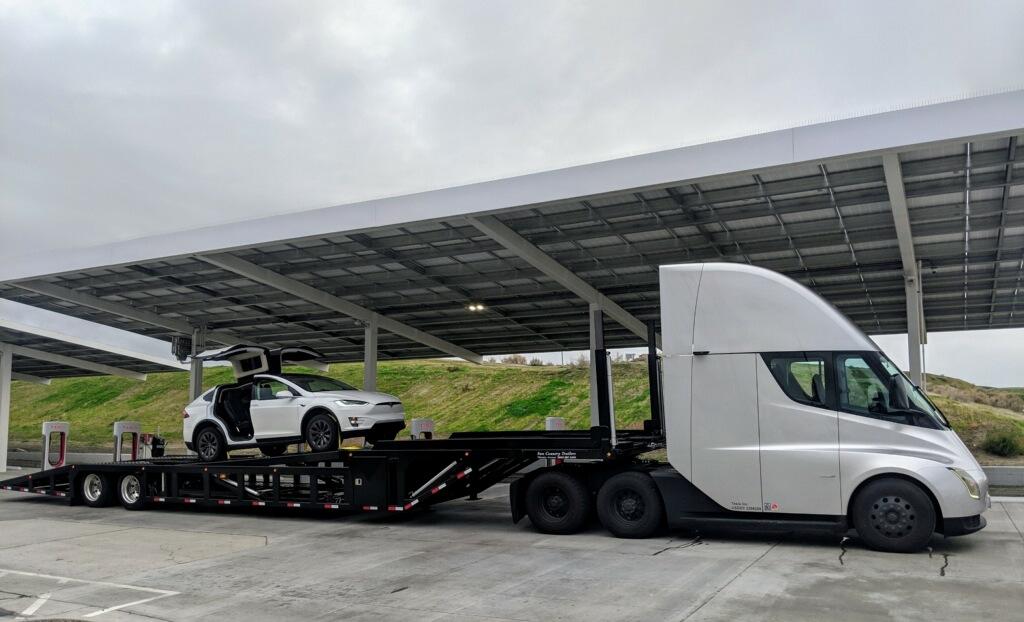 Model X на прицепе тягача электрогрузовика Tesla Semi Model X на прицепе тягача электрогрузовика Tesla Semi