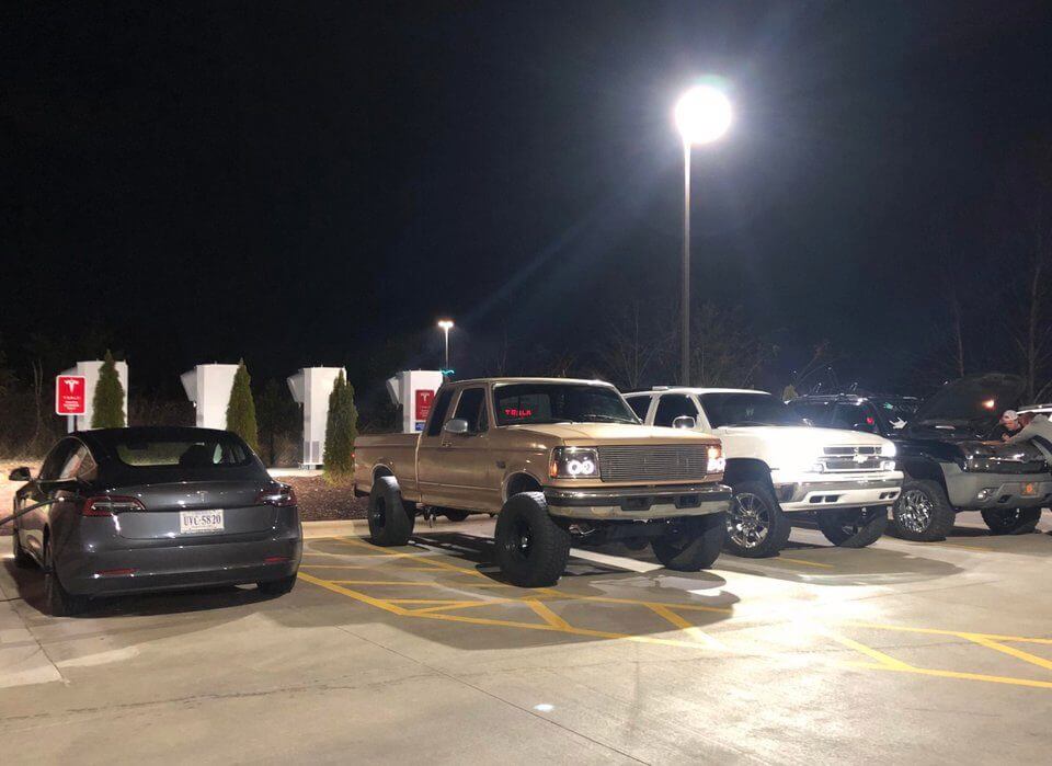 В США пикапы блокируют зарядные станции Tesla Supercharger В США пикапы блокируют зарядные станции Tesla Supercharger