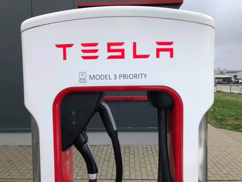Tesla Supercharger с двойной зарядкой, обозначенный как «MODEL 3 PRIORITY» Tesla Supercharger с двойной зарядкой, обозначенный как «MODEL 3 PRIORITY»