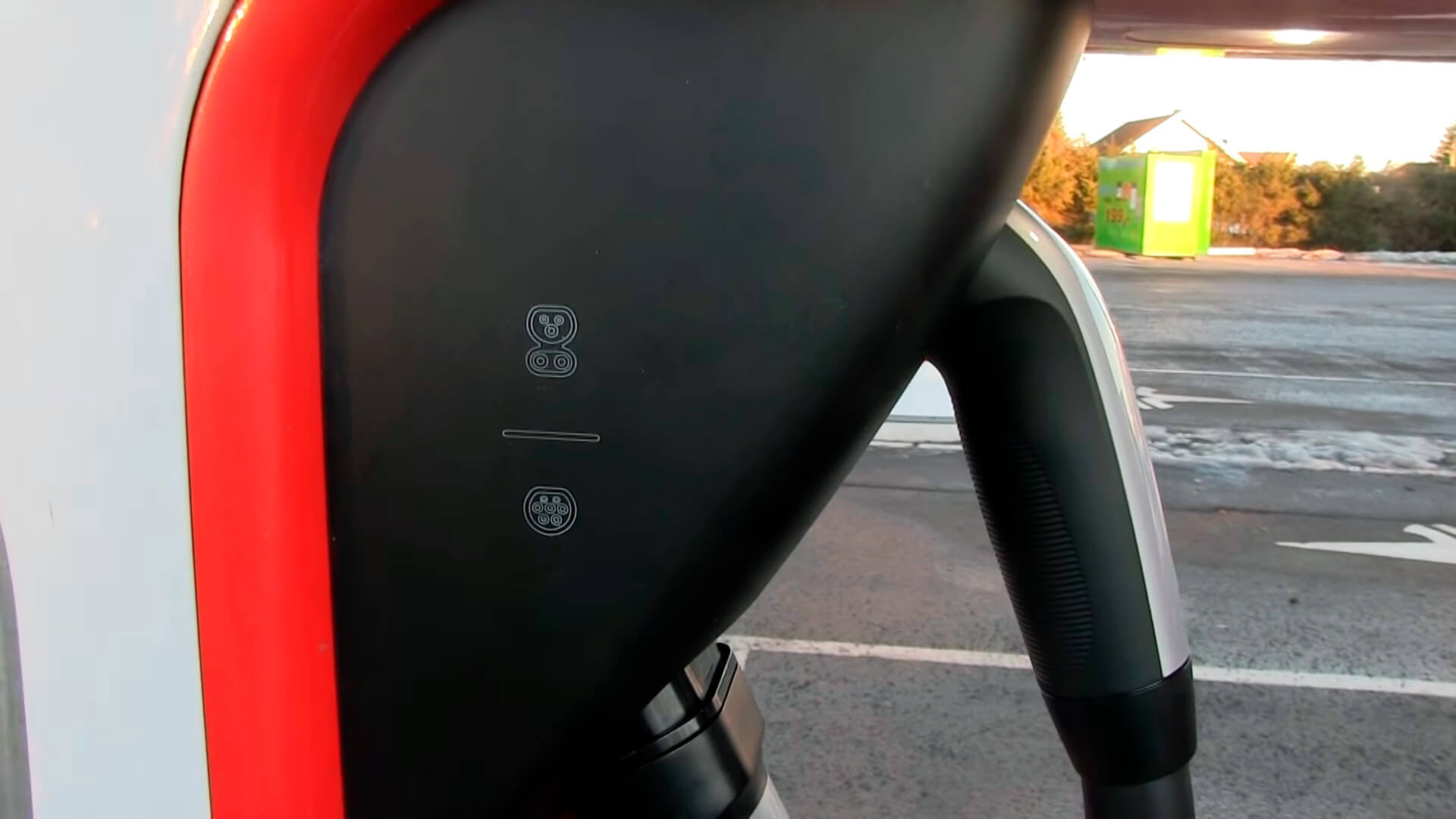 Обозначения типов разъемов станции Tesla Supercharger на два зарядных порта Обозначения типов разъемов станции Tesla Supercharger на два зарядных порта