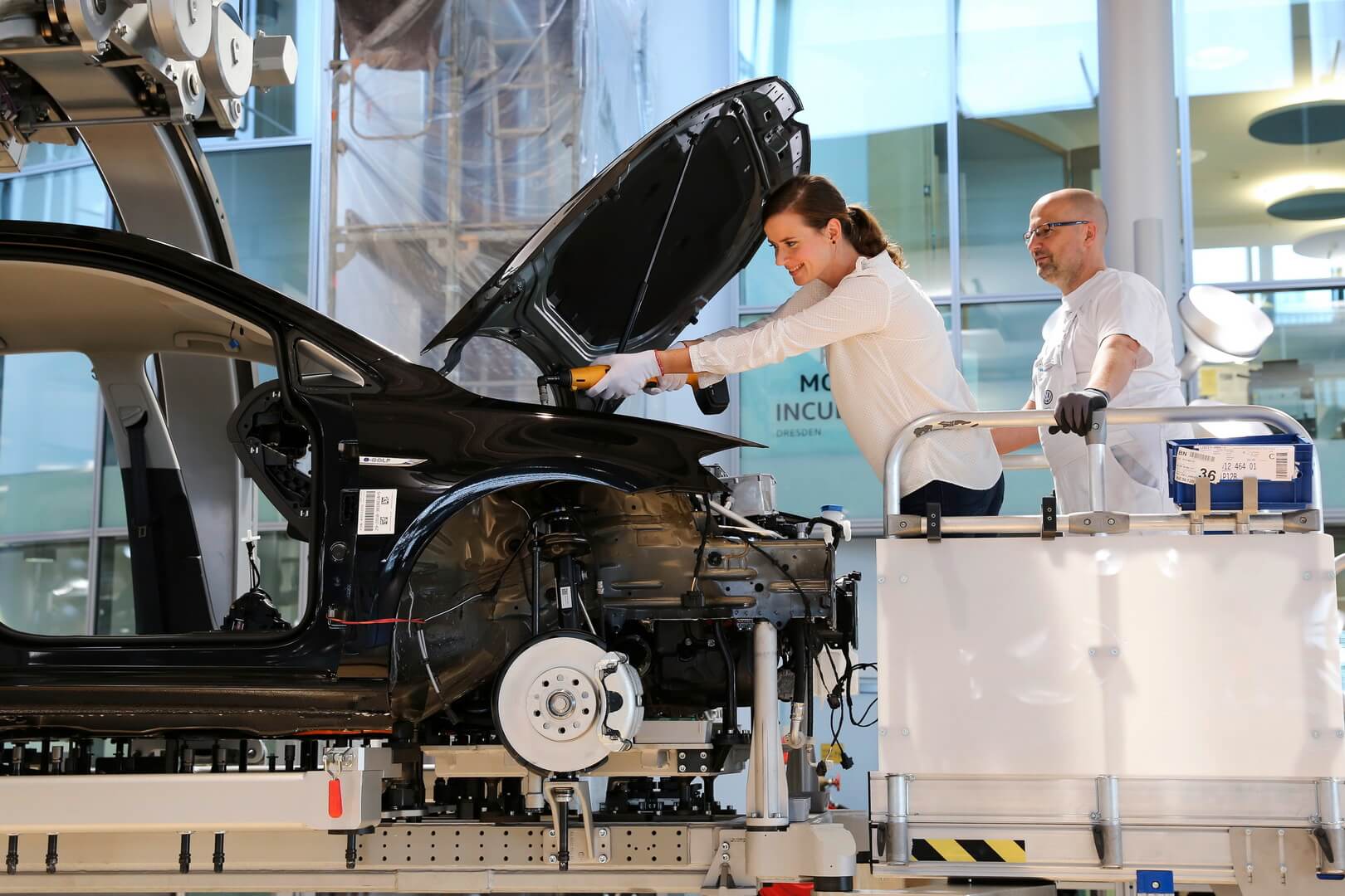 Volkswagen позволит клиентам участвовать в процессе сборки купленного ими электромобиля e-Golf на заводе в Дрездене Volkswagen позволит клиентам участвовать в процессе сборки купленного ими электромобиля e-Golf на заводе в Дрездене