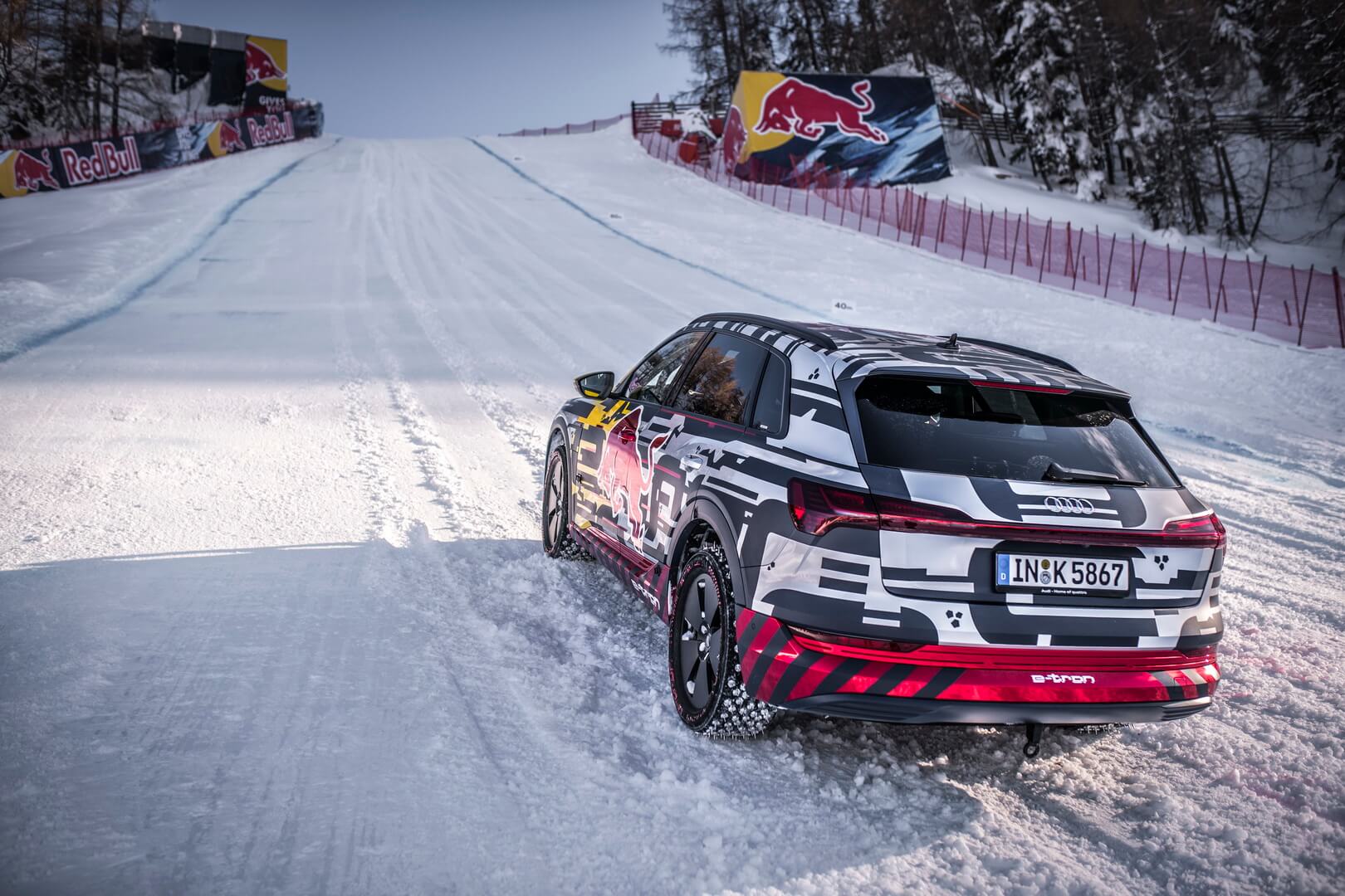 Audi e-tron quattro взобрался на ледяной склон в 85 градусов Audi e-tron quattro взобрался на ледяной склон в 85 градусов