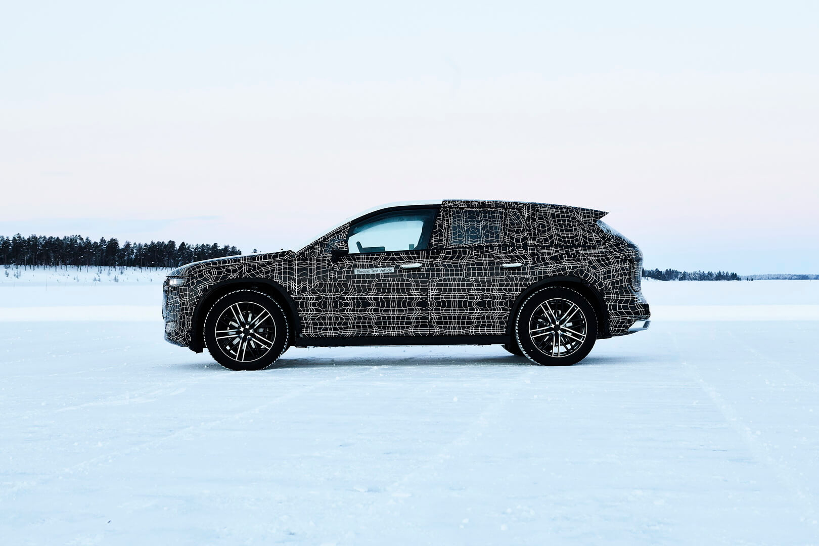 Электрокроссовер BMW iNEXT проходит зимние испытания в Швеции Электрокроссовер BMW iNEXT проходит зимние испытания в Швеции