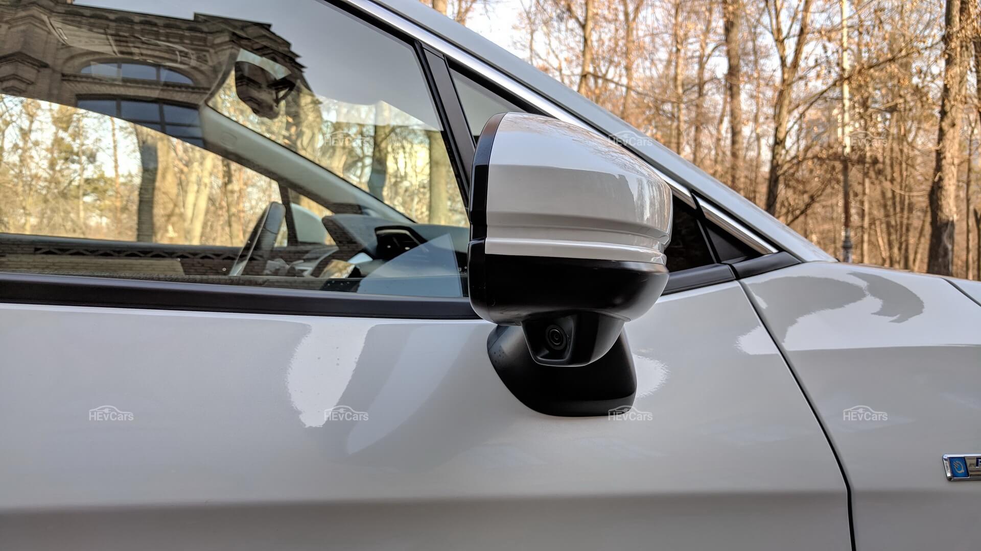 Honda Clarity Plug-in Hybrid использует камеру, расположенную под правым наружным зеркалом, для отображения проезжей части на сенсорном экране Honda Clarity Plug-in Hybrid использует камеру, расположенную под правым наружным зеркалом, для отображения проезжей части на сенсорном экране