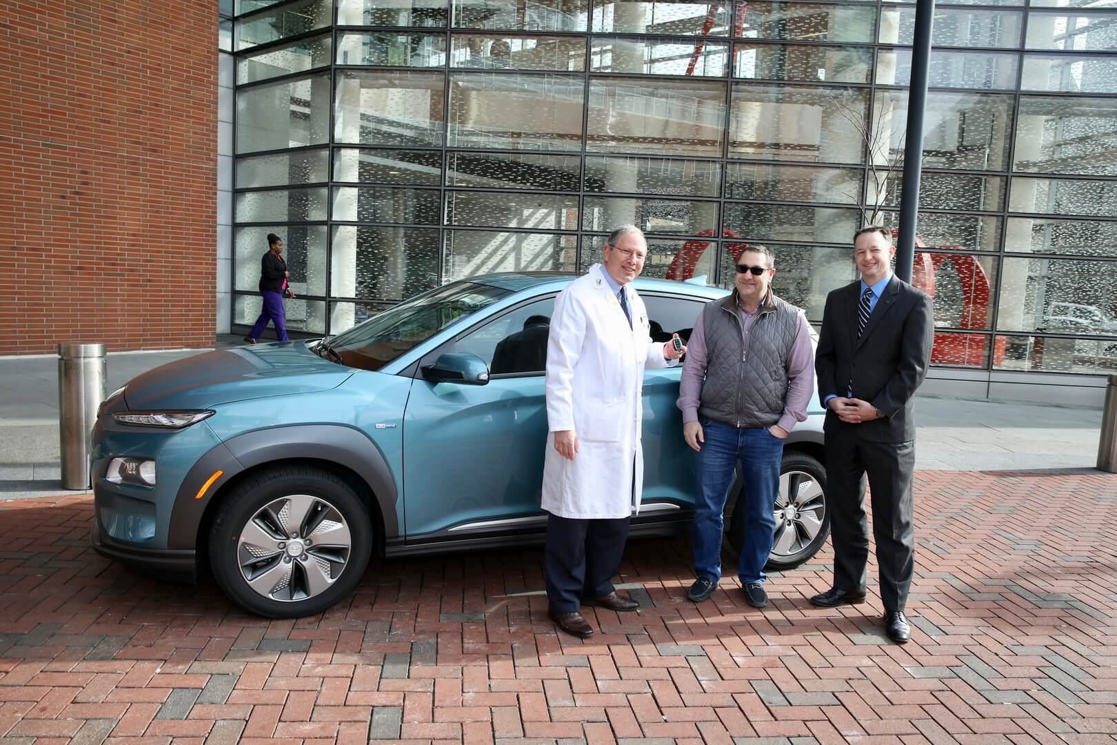 Первый Hyundai Kona Electric в США был доставлен детскому онкологу Первый Hyundai Kona Electric в США был доставлен детскому онкологу