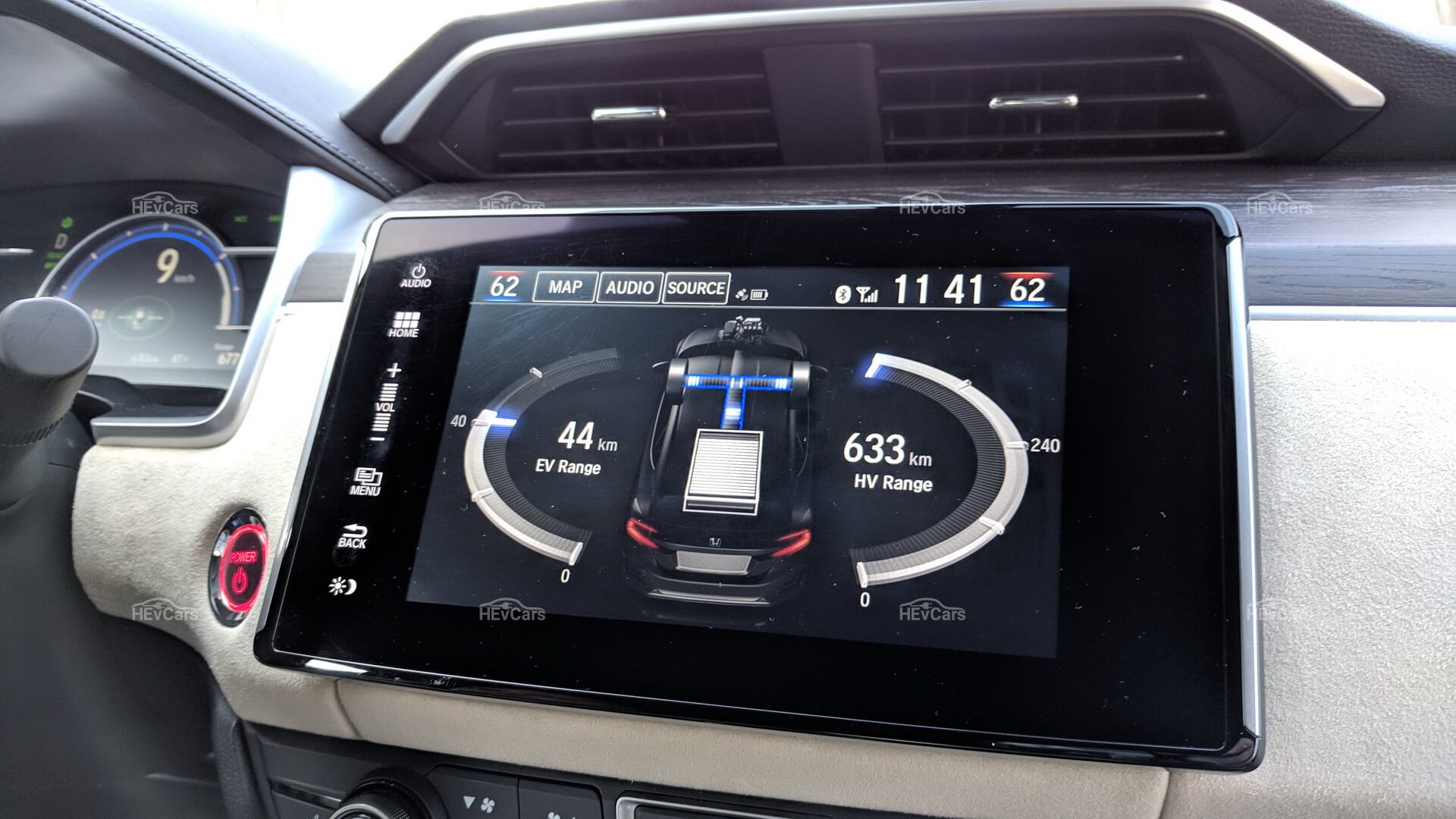 Honda Clarity PHEV в движении Honda Clarity PHEV в движении