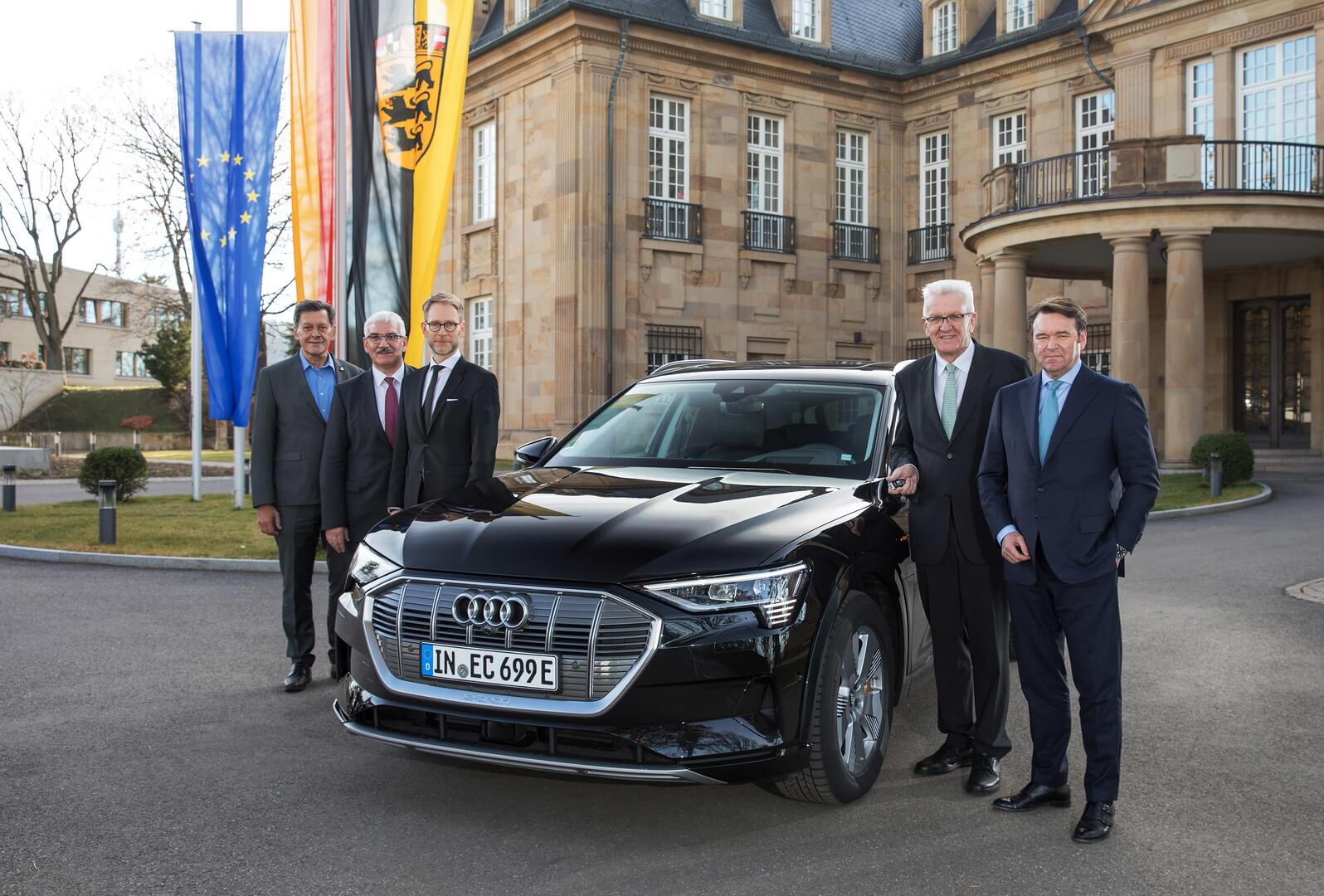 Генеральный директор Audi Брэм Шот вручил ключи от электрокросовера Винфриду Кречманну Генеральный директор Audi Брэм Шот вручил ключи от электрокросовера Винфриду Кречманну