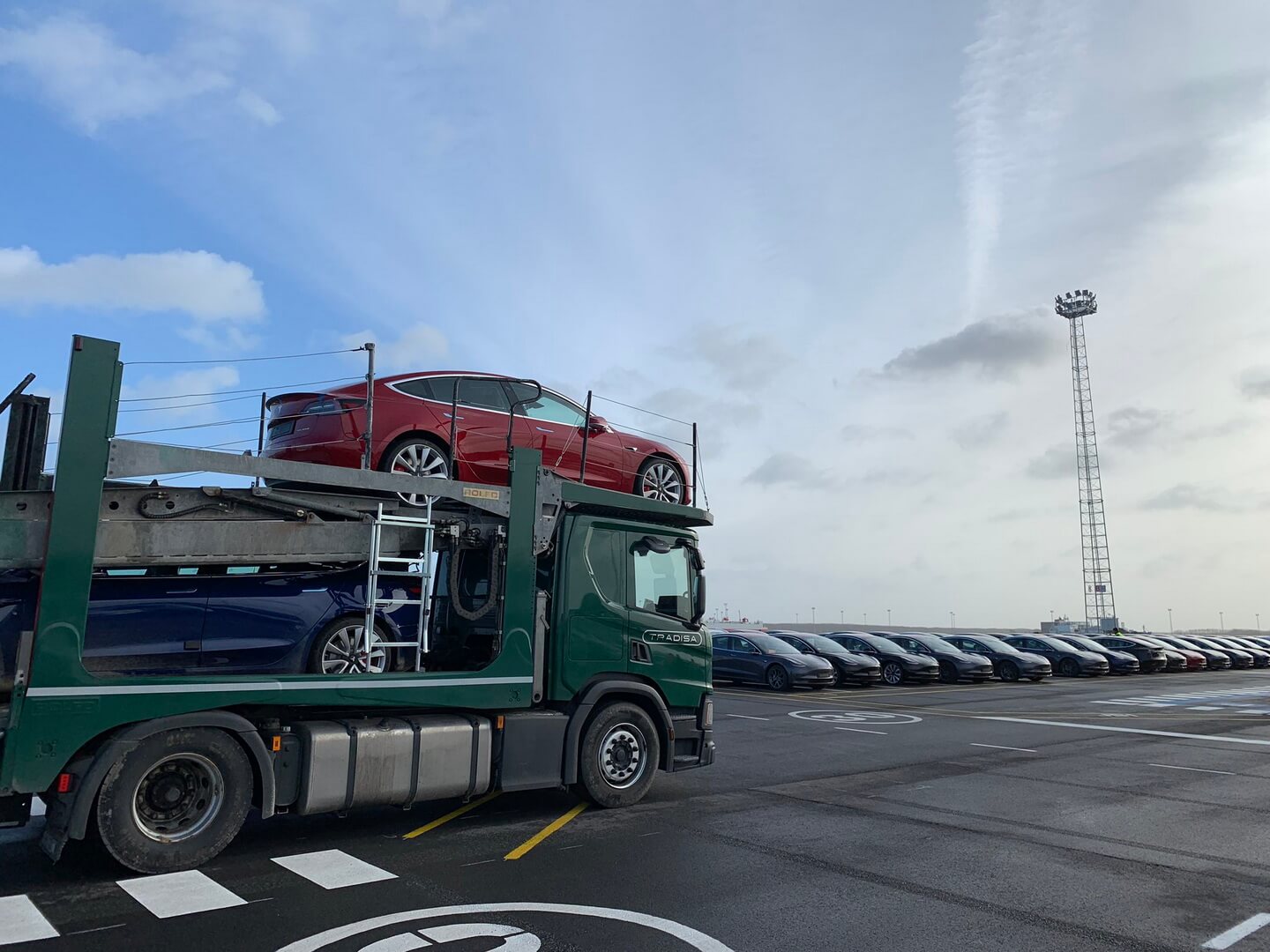 Илон Маск посетил Европу, чтобы контролировать поставки Tesla Model 3 Илон Маск посетил Европу, чтобы контролировать поставки Tesla Model 3